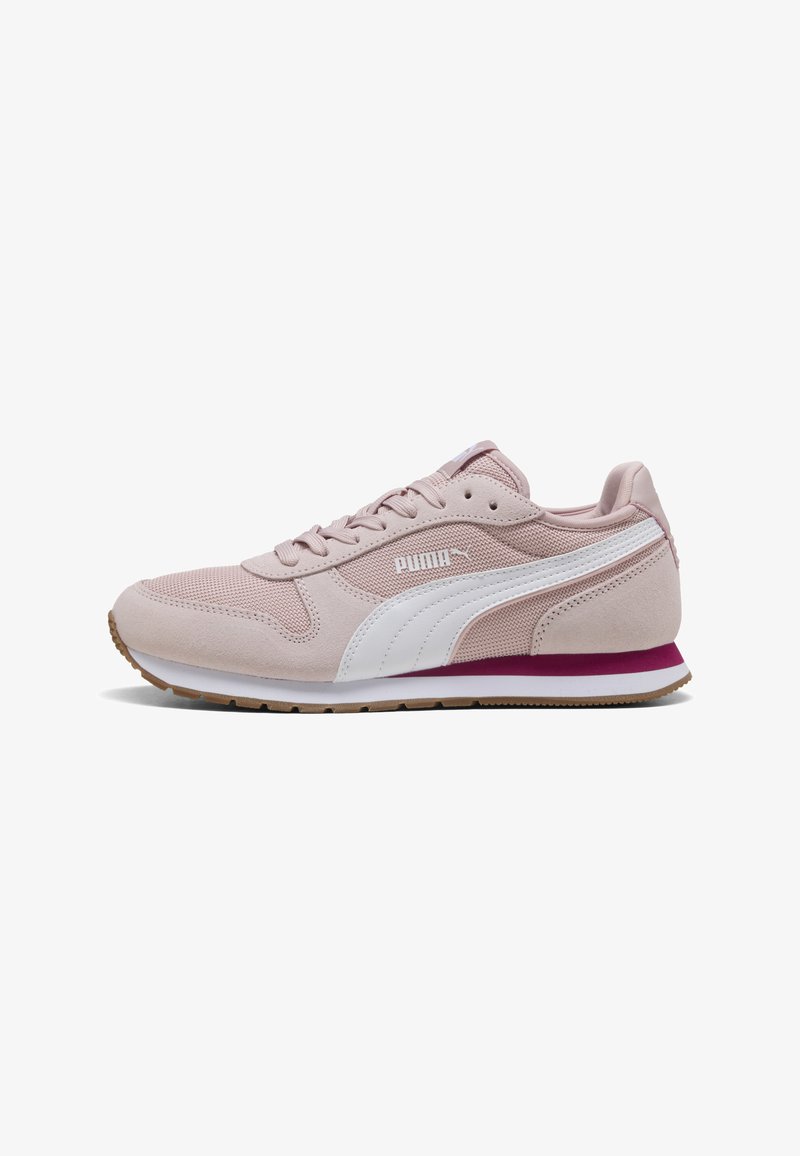 Scarpa sportiva rosa chiaro realizzata in mesh e suede, con una striscia bianca, design con lacci e suola in gomma marrone con accenti viola.