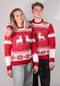 Rote Urlaubspullover mit weißen Rentier- und Schneeflockenmustern. Gerippte Bündchen und Bund mit kontrastierenden weißen Ärmeln.