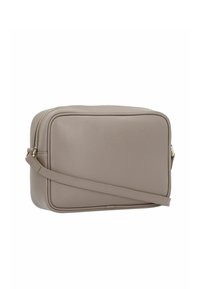 Bolso bandolera de cuero en tono topo claro, forma rectangular con cierre frontal de cremallera, correa ajustable y superficie sutilmente texturizada.