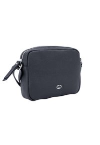 Schwarze Stofftasche mit rechteckiger Form, Reißverschluss und Ledertragegurt; verfügt über ein silbernes Logo auf der Vorderseite und eine strukturierte Außenseite.