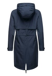 Marinblå vattentät jacka med huva, åtdragen midja och långa ärmar. Har justerbar dragsko och tryckknappar vid ärmsluten.