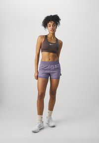 Nike Performance BRA - Sportski grudnjak sa srednje jakom potporom - baroque brown/white