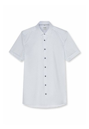 Camicia bianca a maniche corte con piccolo motivo geometrico blu scuro e bottoni scuri, colletto aperto e etichetta del marchio visibile all'interno del colletto.