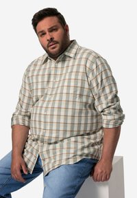 Camisa de cuadros en una suave mezcla de algodón, con tonos de gris claro, naranja y blanco. Cuello clásico y cierre frontal con botones.