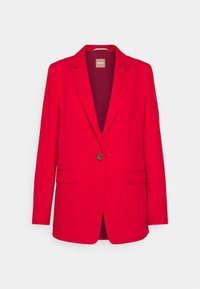 Blazer rosso a un bottone con rever a incavo e tasche a pattina, appeso a un appendiabiti su uno sfondo bianco.