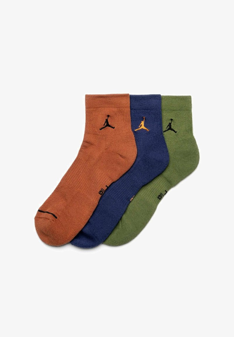 Tre paia di calzini crew nei colori marrone, blu e verde, ognuno dei quali presenta un logo Jordan nero in contrasto alla caviglia. Realizzati in tessuto a maglia.