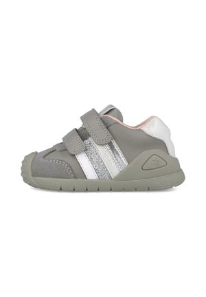Sneaker grigio per bambini con due cinturini in velcro, dettagli in glitter argento, pelle testurizzata e suola robusta. Caratterizzato da un collare imbottito.