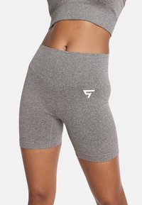 Sivé športové šortky s hladkou, elastickou textúrou. Obsahujú logo na stehne a vysoký pás pre pohodlie a podporu.