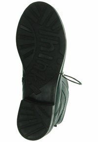 Suola delle scarpe in gomma nera con motivi di grip testurizzati; il lato presenta un materiale superiore verde e un sistema di allacciatura per una vestibilità sicura.