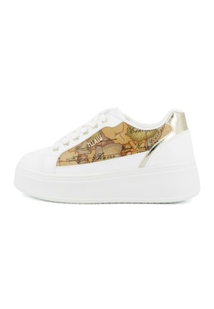 Baskets à plateforme blanches avec des accents dorés et une impression de carte vintage sur le panneau latéral, avec des lacets blancs.