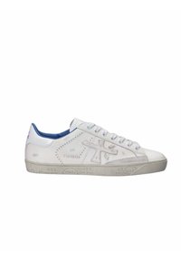 Weißer Sneaker mit genarbtem Lederobermaterial, blauem Innenfutter und perforierten Details. Verfügt über eine Gummisohle mit eingeprägtem Markenlogo.