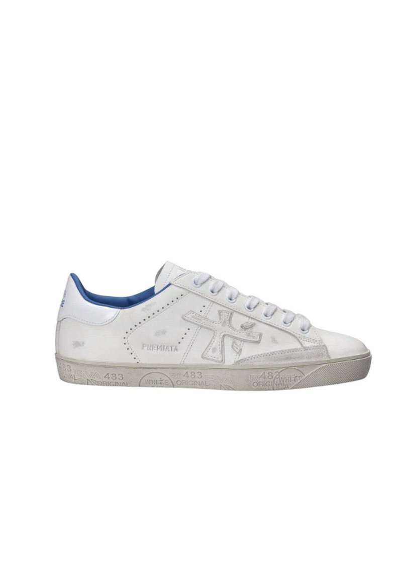 Weißer Sneaker mit genarbtem Lederobermaterial, blauem Innenfutter und perforierten Details. Verfügt über eine Gummisohle mit eingeprägtem Markenlogo.