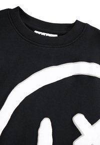 Svart bomullssweatshirt med hvitt grafisk design. Rund hals med ribbestrikk, myk tekstur, og ingen synlige merkelapper eller tags.