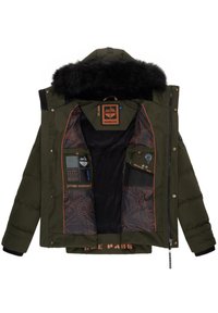 Olivovo zelená parka s kožušinovou kapucňou, s oranžovým vzorovaným interiérom, viacerými vreckami a značkovými detailami na hrudi a leme.