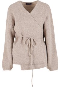 Smėlio spalvos megztinis, pagamintas iš minkštos megztos medžiagos. Turi gilų V formos iškirptę, ilgomis rankovėmis ir juostos tipo diržą juosmens srityje.