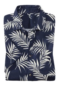 Camisa de manga corta con cuello, doblada cuidadosamente, que presenta un fondo azul marino con patrones de hojas de palma en blanco y detalles de botones marrón claro.