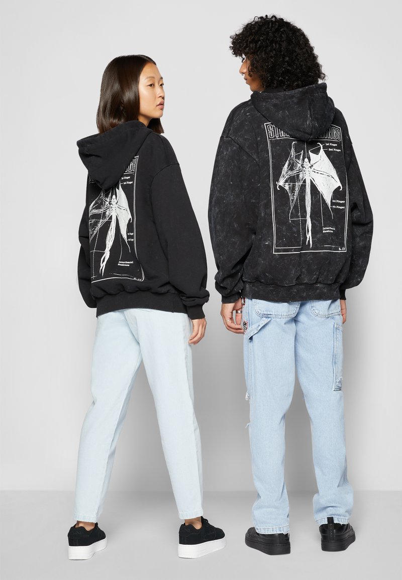 Karl Kani KANI X STRANGER THINGS DEMOBAT HEAVY WASHED OS HOODIE - Hoodie -  anthracite - Zalando.de
