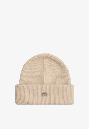 Beige gebreide beanie van zacht materiaal, met een ribbelstructuur en een opgevouwen manchette. Inclusief een klein logopatch aan de voorkant.
