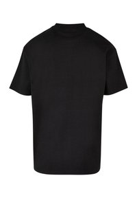 Fekete, rövid ujjú póló magas nyakkal, puha anyagból készült. Sima textúra, laza fazon és minimalista design, amelyen nincsenek látható logók.