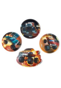 Juego de cuatro platos de plástico con diseños de coloridos camiones monstruo, con formas redondas y únicas, que muestran gráficos brillantes y colores audaces.
