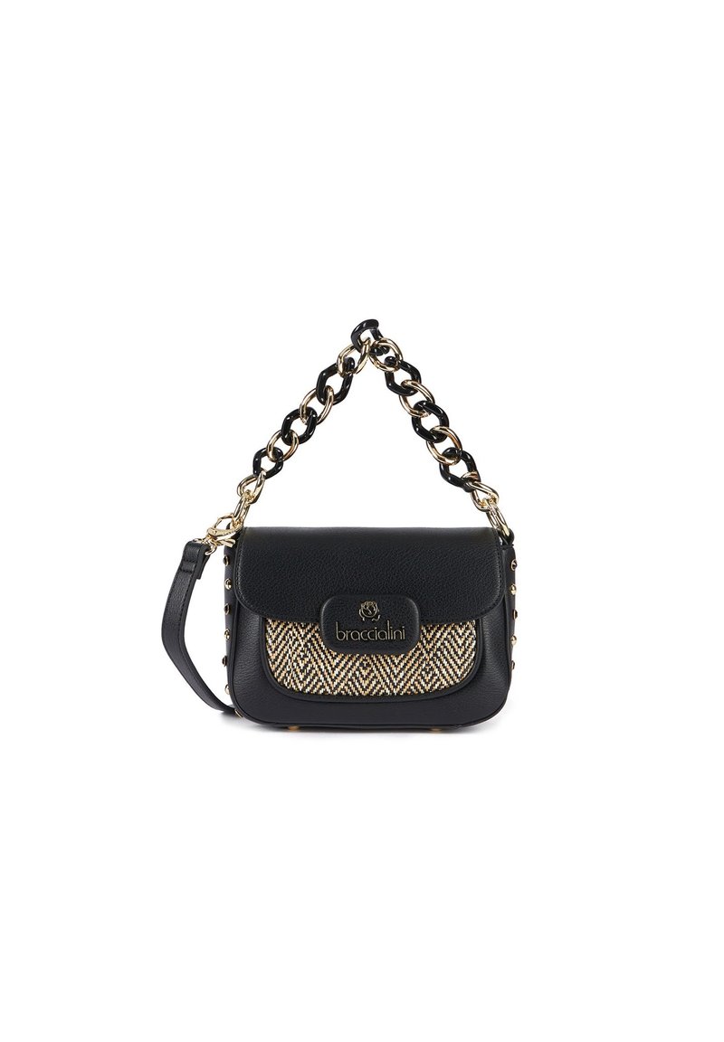 Borsa a tracolla in pelle nera con un frontale intrecciato a zigzag, dettagli in hardware dorato e una catena spessa. Presenta una chiusura magnetica.