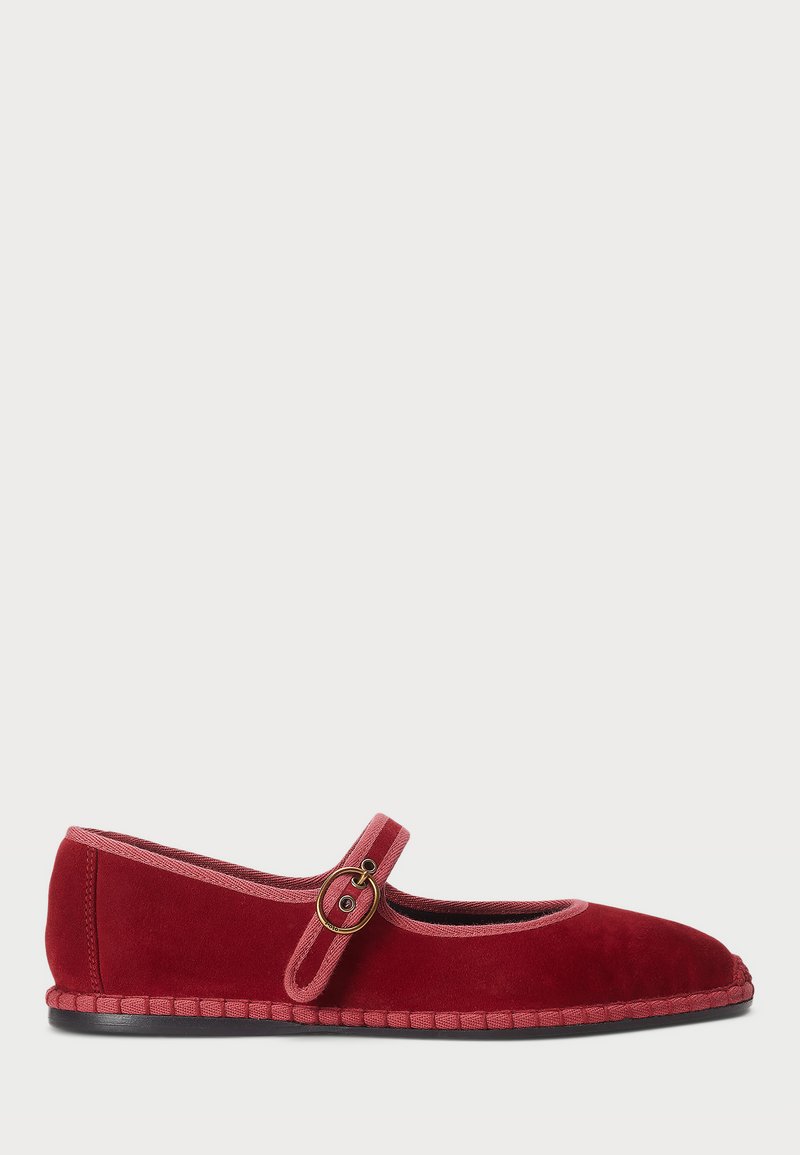 Ballerines en daim rouge avec une bordure rose et une sangle assortie. Présentent un accent rond en ton or et une semelle texturée. Forme classique et arrondie.