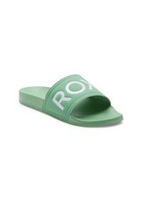 Groene slide sandaal met een brede, open band met witte tekst. Gladde textuur, plat zoolontwerp en geen extra versieringen.
