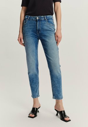 - Jeansy Slim Fit