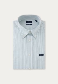 Camicia button-down a righe blu chiaro e bianco, in cotone, colletto classico, due bottoni al colletto, patch con logo sulla manica sinistra.