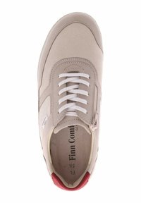 Beige Sneaker mit glattem Obermaterial, weißen Schnürsenkeln, seitlichem Reißverschluss und rotem Fersenakzent. Besitzt eine abgerundete Zehenpartie und dezente Nähdetails.