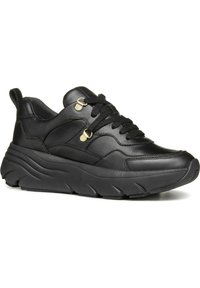 Sneaker in pelle nera con suola spessa e testurizzata, punta arrotondata, chiusura con lacci e dettagli dorati, e collare imbottito alla caviglia.