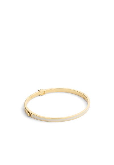 Bracelet jonc en métal doré avec un design élégant et arrondi. Doté d'une surface lisse et d'une fermeture à clip sécurisée.