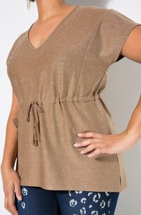 Glanzend bronzen top met V-hals en korte mouwen, voorzien van een geplooid middel met een trekkoord en franjes.