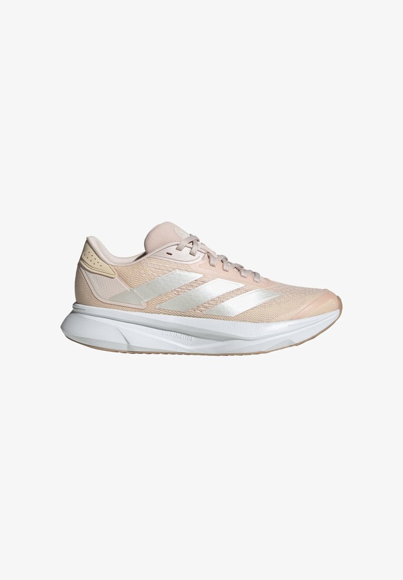 Baskets de sport roses claires avec une tige en mesh respirant, design à trois bandes argentées, col rembourré et semelle en caoutchouc blanche.