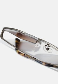 Michael Kors SILVERTON - Sluneční brýle - matte husk/brown gradient