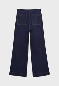 Jeans a gamba larga blu scuro in denim, dotati di due tasche posteriori, cuciture doppie e orlo dritto con una leggera svasatura nella parte inferiore.