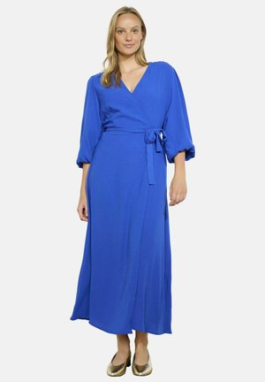 Largo vestido azul envolvente con mangas largas abullonadas y un cinturón atado en la cintura. Textura suave con un escote en V profundo.