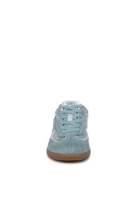 Suède sneakers in lichtblauw met een gestructureerde afwerking, met een vetersluiting en een tan rubberen zool. Inclusief witte accenten.