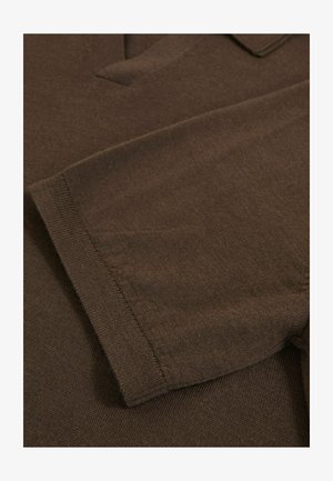 Brun strikket stof med en blød tekstur, der har krave og korte ærmer, og som viser et enkelt design uden mønstre eller udsmykninger.