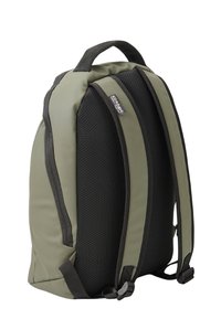 Mochila verde y negra con un exterior liso, espalda de malla acolchada y correas ajustables. Cuenta con una etiqueta de logo y bolsillos laterales.