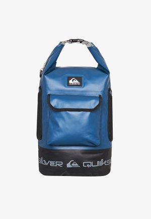 Blauer wasserdichter Rucksack mit schwarzem Boden, ausgestattet mit einer Fronttasche, verstellbaren Schulterriemen und einem Logo-Patch an der oberen Vorderseite.