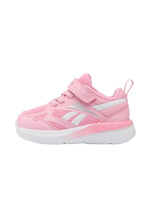 Hellrosa Kindersneaker mit weißer Sohle, silbernen und weißen Seitenstreifen, rosa Schnürsenkeln und einem rosa Klettverschluss.