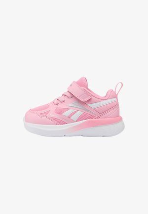 Scarpa da bambina rosa chiaro con suola bianca, strisce laterali argento e bianche, lacci rosa e cinturino rosa in velcro.