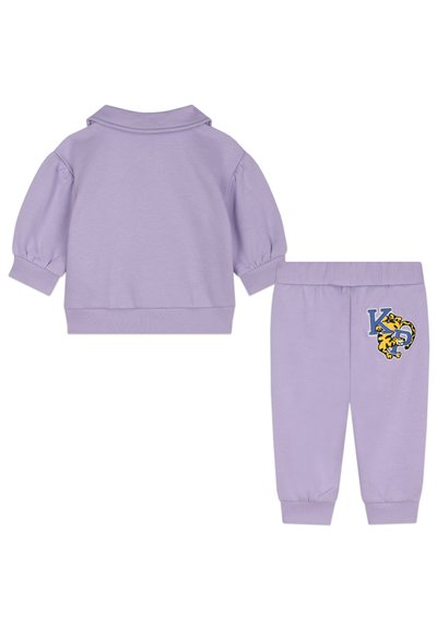 Ensemble en coton lilas comprenant un haut à col avec des manches bouffantes et un pantalon de jogging assorti, orné d'un logo de tigre brodé.