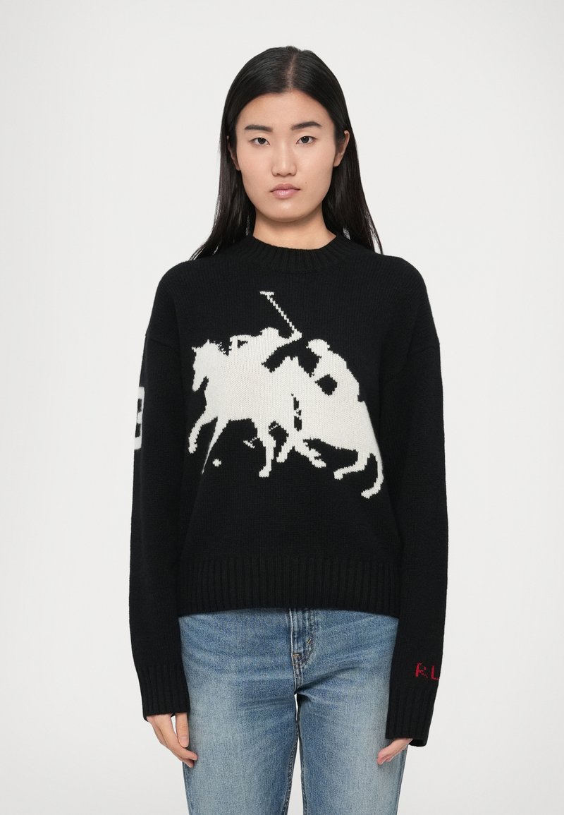 Črni pleteni pulover z motivom belega konja in jahača spredaj, rebrastimi manšetami in rdečim vezenim logotipom na rokavu.