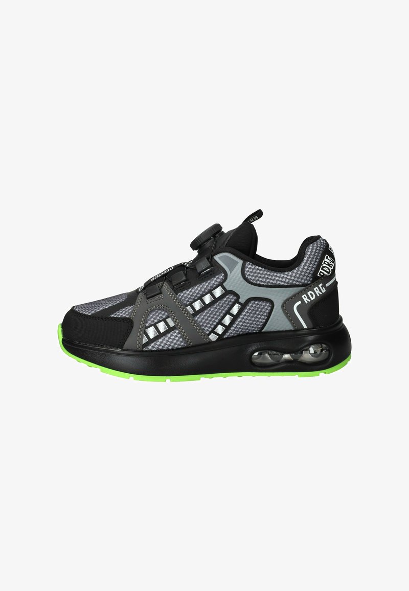Grauer und schwarzer Sportschuh mit neongrüner Sohle, Obermaterial aus Mesh, reflektierenden Details und Schnürverschluss mit Drehmechanismus auf weißem Hintergrund.