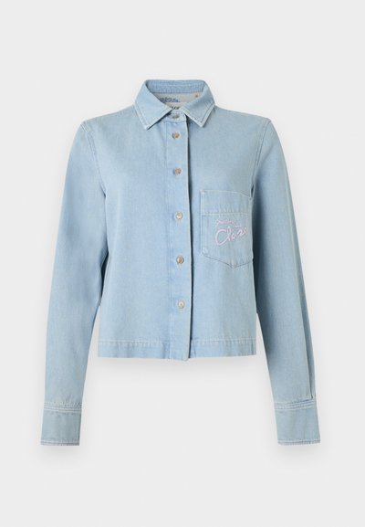 Ανοιχτό μπλε denim μπουφάν με κούμπωμα με κουμπιά, μυτερό γιακά και μακριά μανίκια. Διαθέτει τσέπη στο στήθος με ροζ κέντημα.