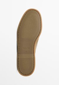 Bruine rubberen zool met een textuur voor grip. Voorzien van een merklabel "Massimo Dutti" en maat "42" in reliëf. Klassiek ontwerp.