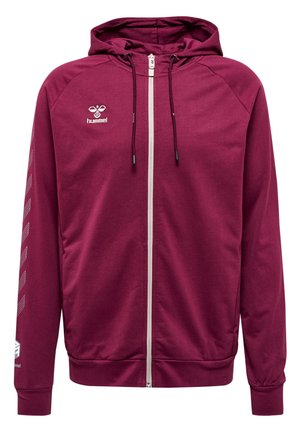 Bordeauxkleurige zip-up hoodie met een voorkant rits, trekkoord kap, en contrasterend wit logo; heeft diagonale witte strepen op de mouwen.