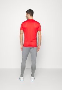 Nike Performance LFC M NK DF STRK PANT KP KS - Klubbkläder - smoke grey/tough red
